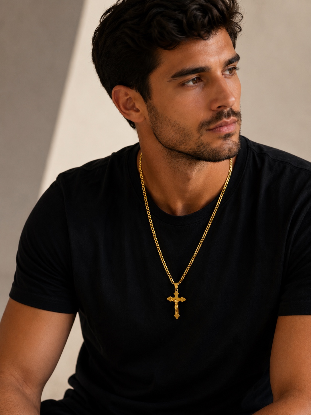 Modelo usando colar dourado com crucifixo Joias Lunare