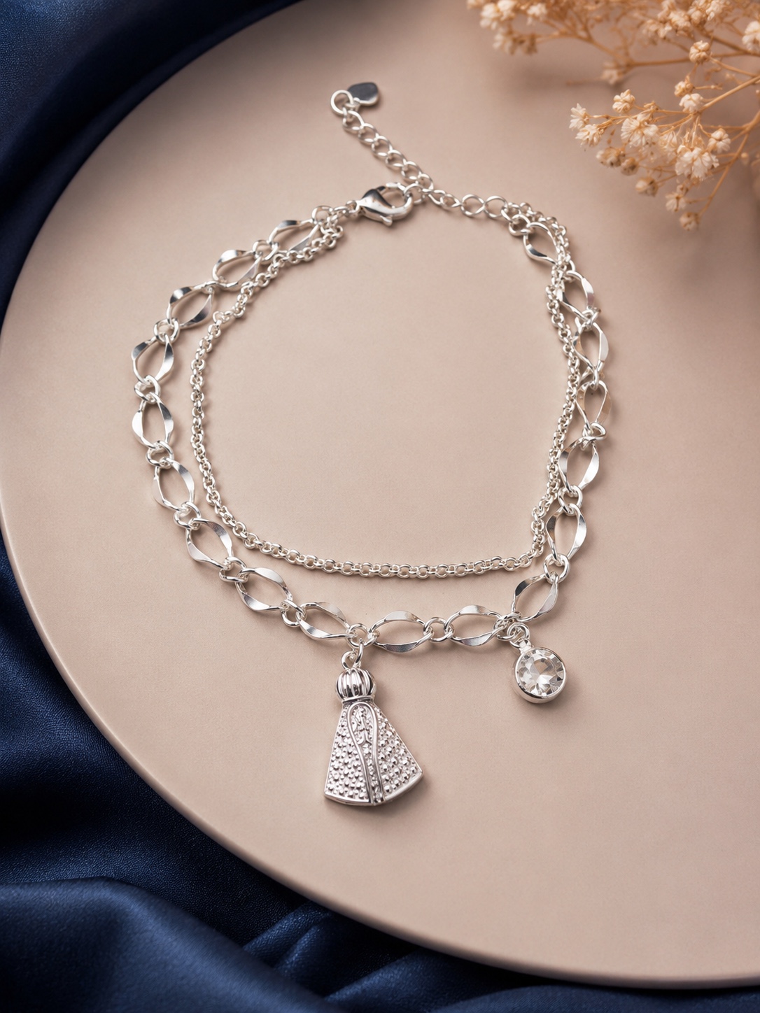 Pulseira prateada com pingente de Nossa Senhora Joias Lunare