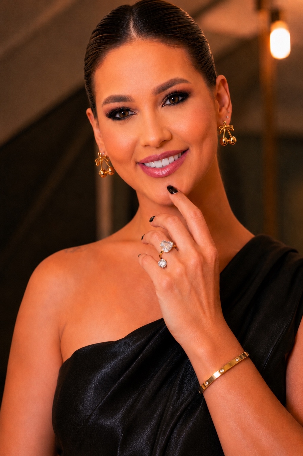 Modelo usando brincos, anéis e pulseira dourados Joias Lunare