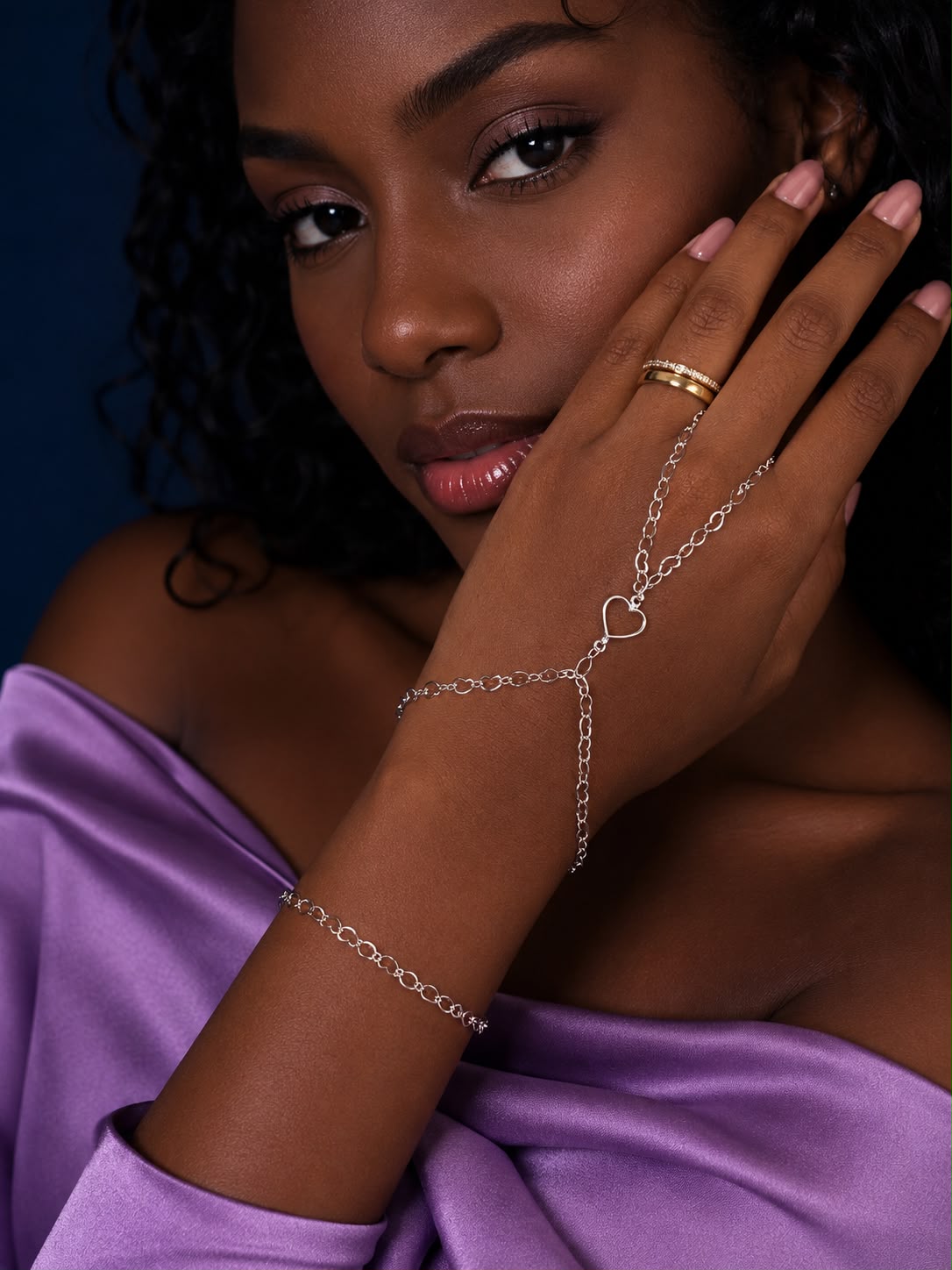Modelo usando pulseira prateada de corações Joias Lunare